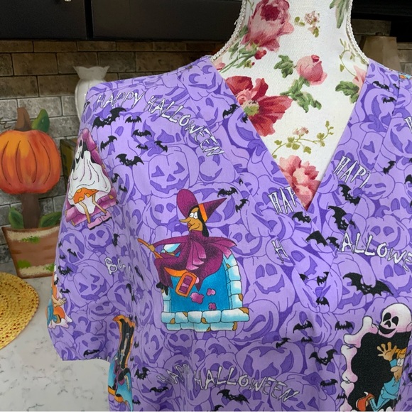 SB Fashion Scrubs V Neck Scrub Top Purple Background Medical Vet Tech
Sz Large - Picture 2 of 14